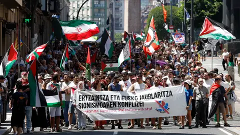 Manifestación convocada por la delegación vasca de la Global Sumud Flotilla este domingo tras los incidentes registrados este sábado en el aeropuerto de Loiu a la llegada de sus compañeros. Manifestación convocada por la delegación vasca de la Global Sumud Flotilla este domingo tras los incidentes registrados este sábado en el aeropuerto de Loiu a la llegada de sus compañeros.