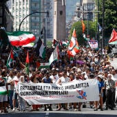 Manifestación convocada por la delegación vasca de la Global Sumud Flotilla este domingo tras los incidentes registrados este sábado en el aeropuerto de Loiu a la llegada de sus compañeros. 