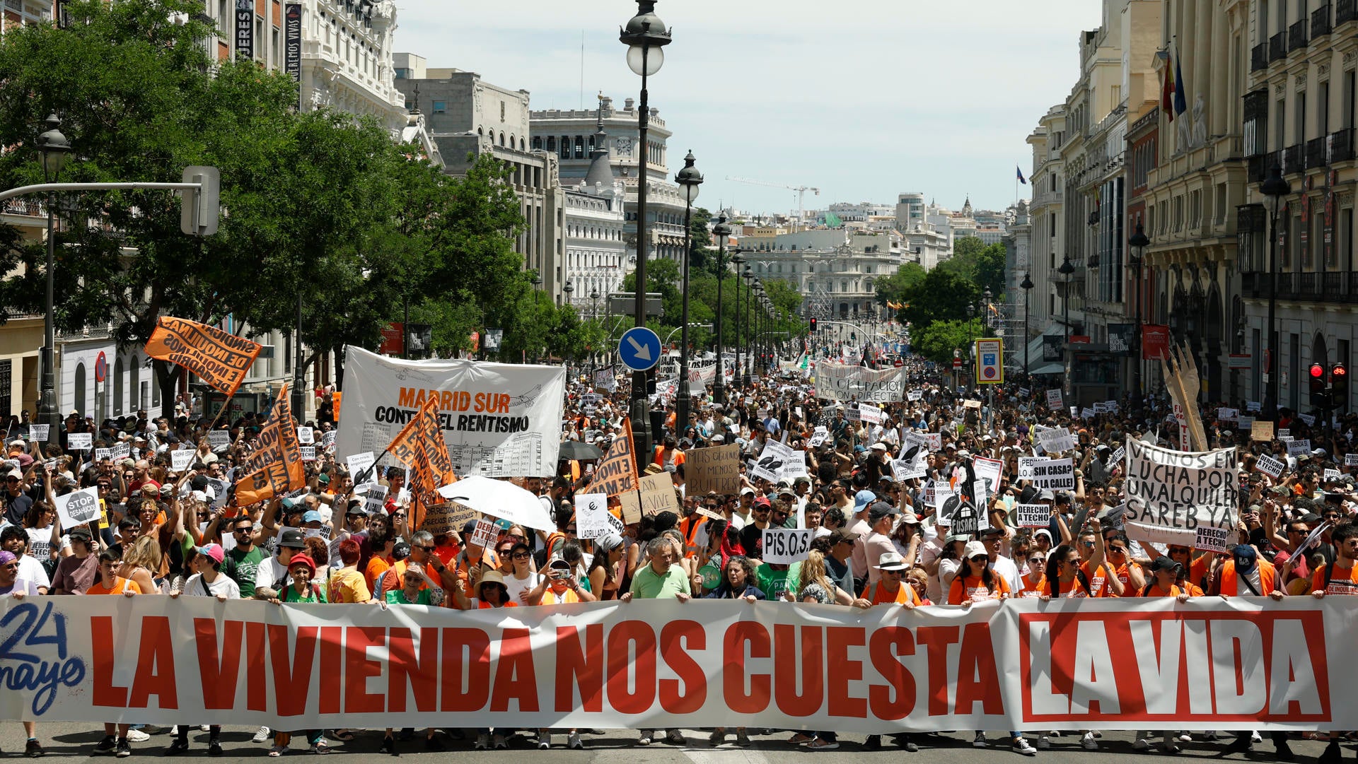 Miles de personas inundan las calles de Madrid Miles de personas inundan las calles de Madrid