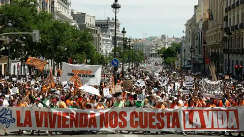 Miles de personas inundan las calles de Madrid Miles de personas inundan las calles de Madrid