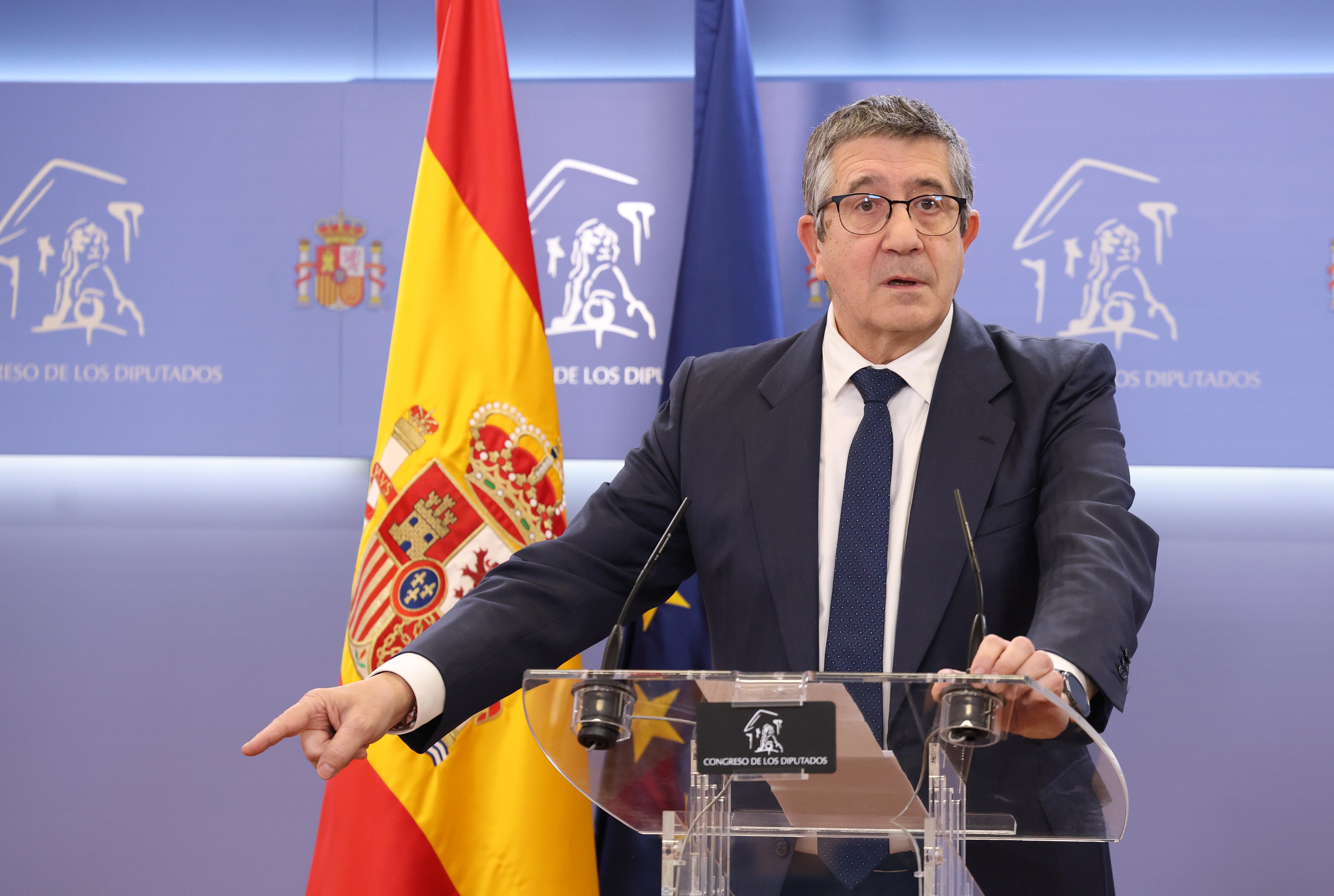 Patxi López defiende a Zapatero tras su imputación en el 'caso Plus Ultra': "No se ha demostrado absolutamente nada" Patxi López defiende a Zapatero tras su imputación en el 'caso Plus Ultra': "No se ha demostrado absolutamente nada"