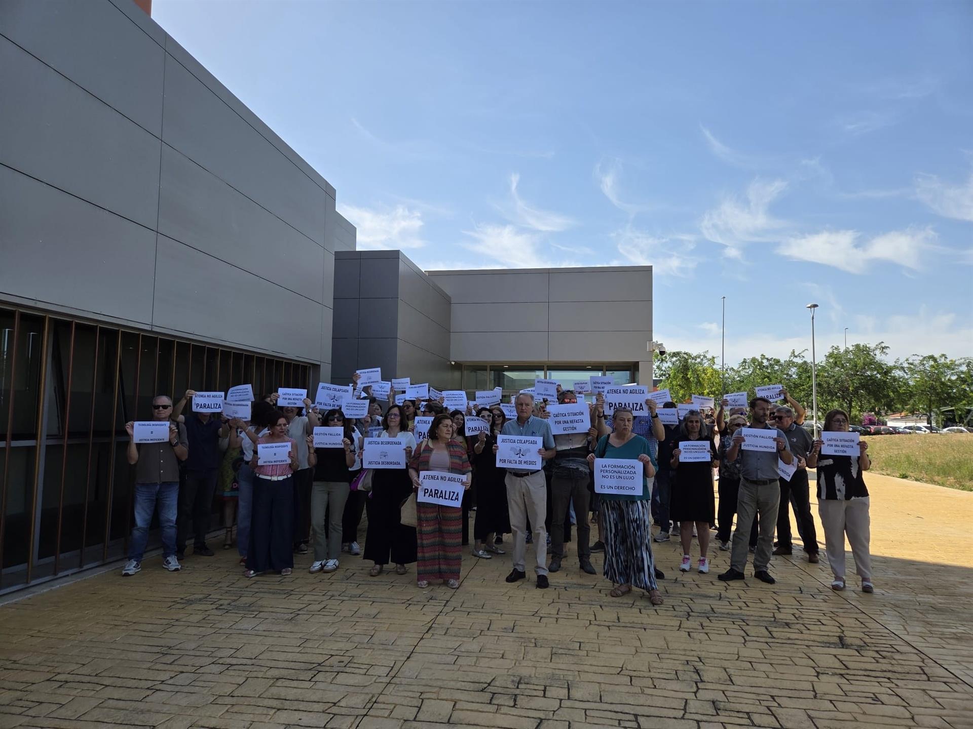 Trabajadores de Justicia protestan en Badajoz por la "sobrecarga" de trabajo para implantar los Tribunales de Instancia Trabajadores de Justicia protestan en Badajoz por la "sobrecarga" de trabajo para implantar los Tribunales de Instancia