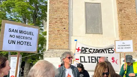 Imagen de una protesta en contra de la subasta del antiguo CIMI de San Miguel Alto, en Granada capital, proceso de enajenación que ha quedado desierto al no presentarse ninguna oferta. Imagen de una protesta en contra de la subasta del antiguo CIMI de San Miguel Alto, en Granada capital, proceso de enajenación que ha quedado desierto al no presentarse ninguna oferta.