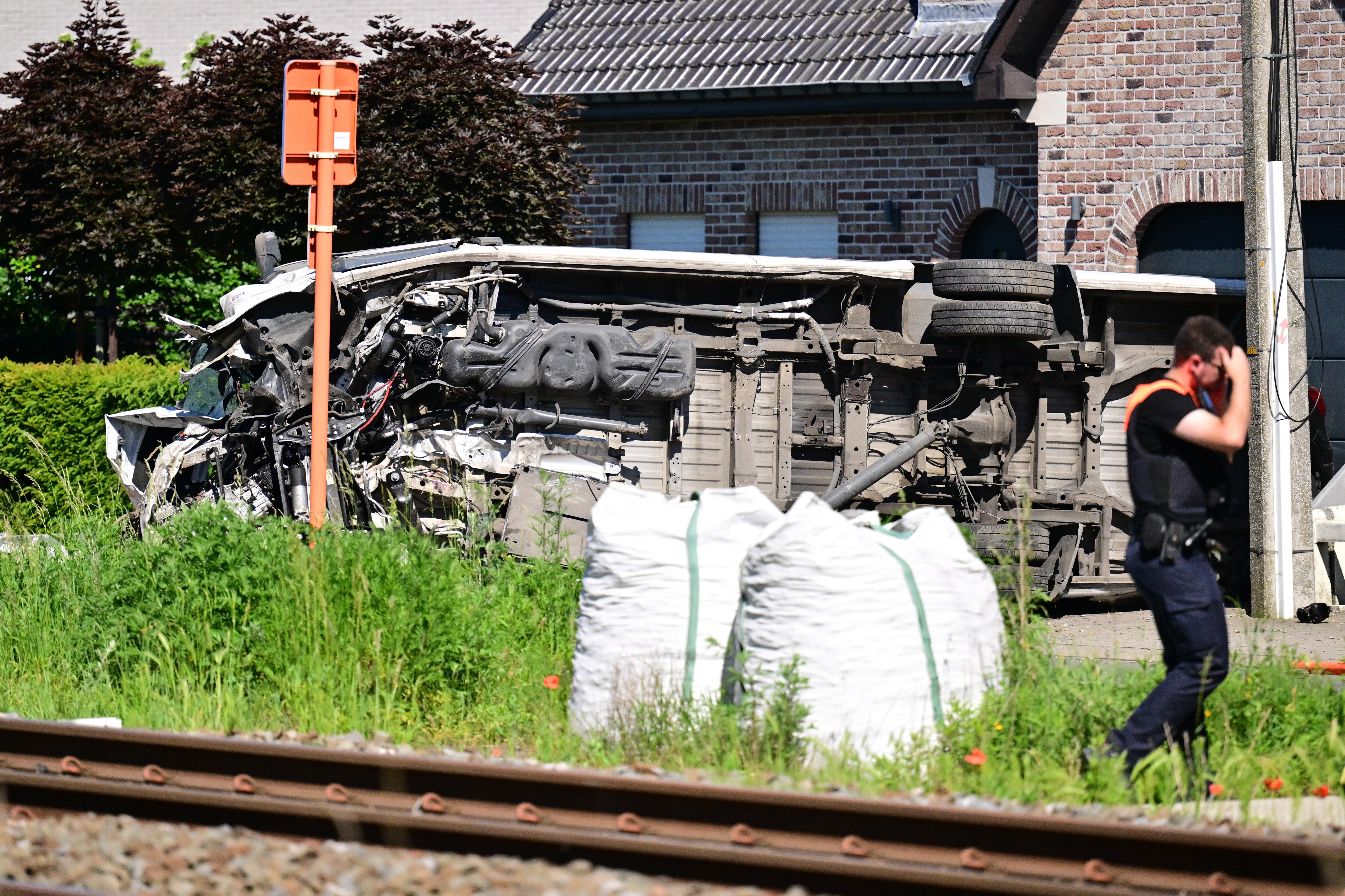 Grave accidente en Bélgica: varios muertos tras el choque de un autobús escolar contra un tren en un paso a nivel Grave accidente en Bélgica: varios muertos tras el choque de un autobús escolar contra un tren en un paso a nivel