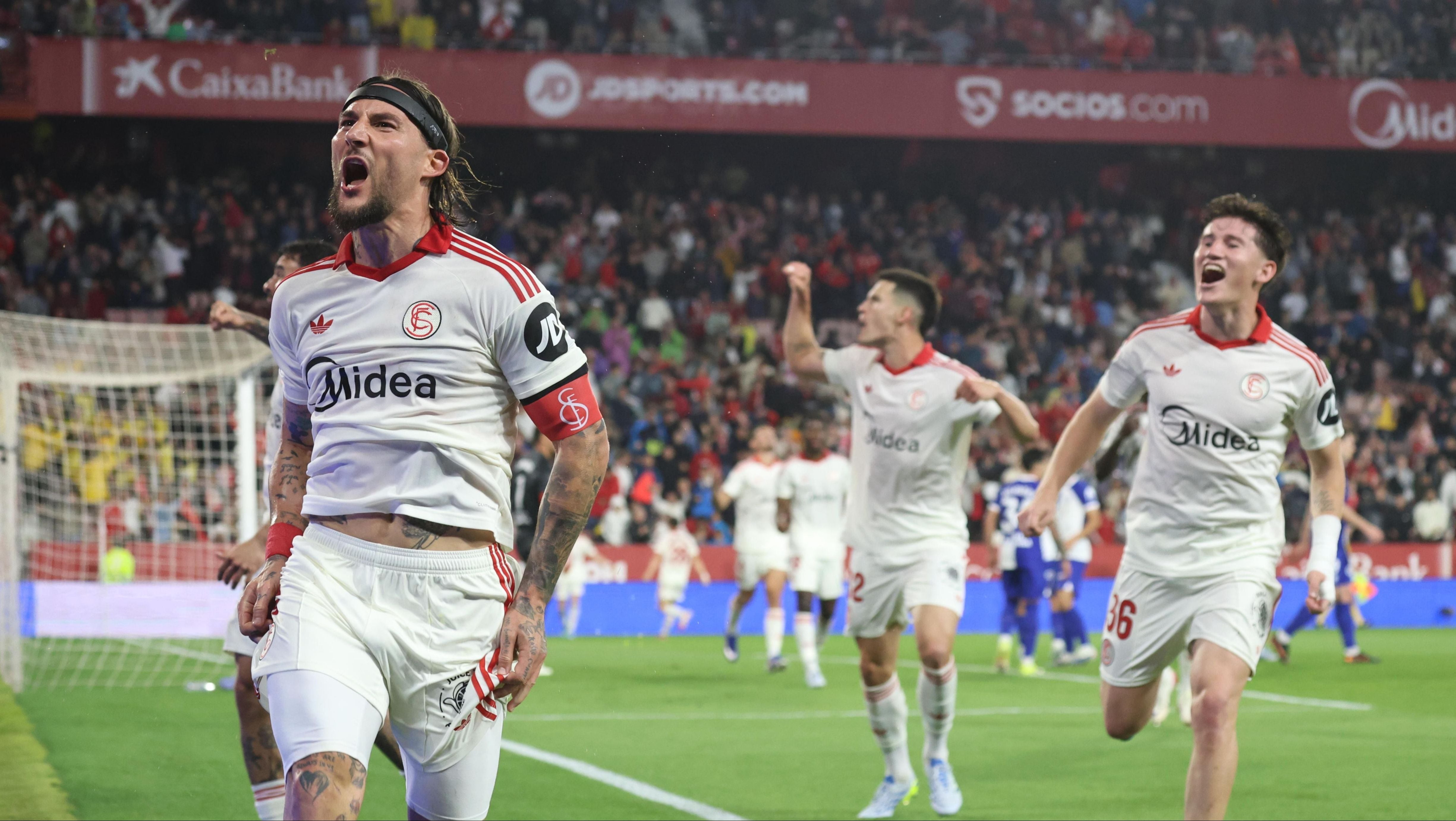 Los múltiples movimientos del vestuario sevillista Los múltiples movimientos del vestuario sevillista