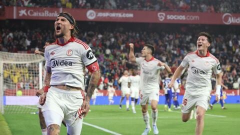Los m&uacute;ltiples movimientos del vestuario sevillista 