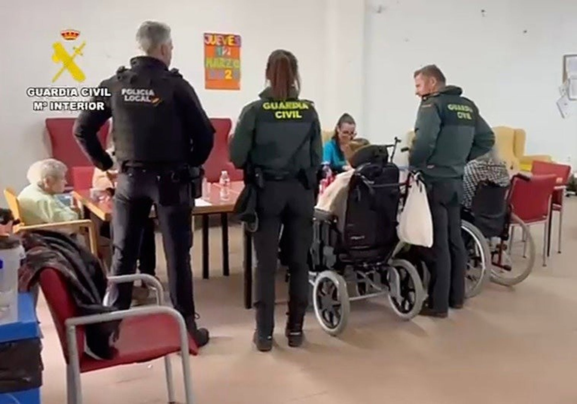 La Guardia Civil investiga a una vecina de Santiago por malos tratos y hurtos a residentes en centros de mayores La Guardia Civil investiga a una vecina de Santiago por malos tratos y hurtos a residentes en centros de mayores