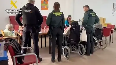 La Guardia Civil investiga a una vecina de Santiago por malos tratos y hurtos a residentes en centros de mayores La Guardia Civil investiga a una vecina de Santiago por malos tratos y hurtos a residentes en centros de mayores