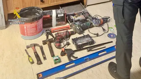 Investigadas dos personas por sustraer maquinaria de un contenedor de obra en Jarandilla de la Vera Investigadas dos personas por sustraer maquinaria de un contenedor de obra en Jarandilla de la Vera