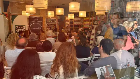 Nos citamos en la Librería Cronopios de Pontevedra con Gabriela González para presentar su primer libro: “Casi adultos”. Entre micros y libros