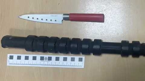 Detenido un hombre tras amenazar de muerte a otro con un cuchillo y una barra de hierro en el Zaidín Detenido un hombre tras amenazar de muerte a otro con un cuchillo y una barra de hierro en el Zaidín