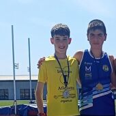 Lucas Riestra, a la izquierda, con su medalla de subcampeón