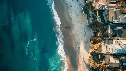 La segunda residencia en zonas como la Costa del Sol deja de ser solo vacacional en el mercado premium español Vivienda