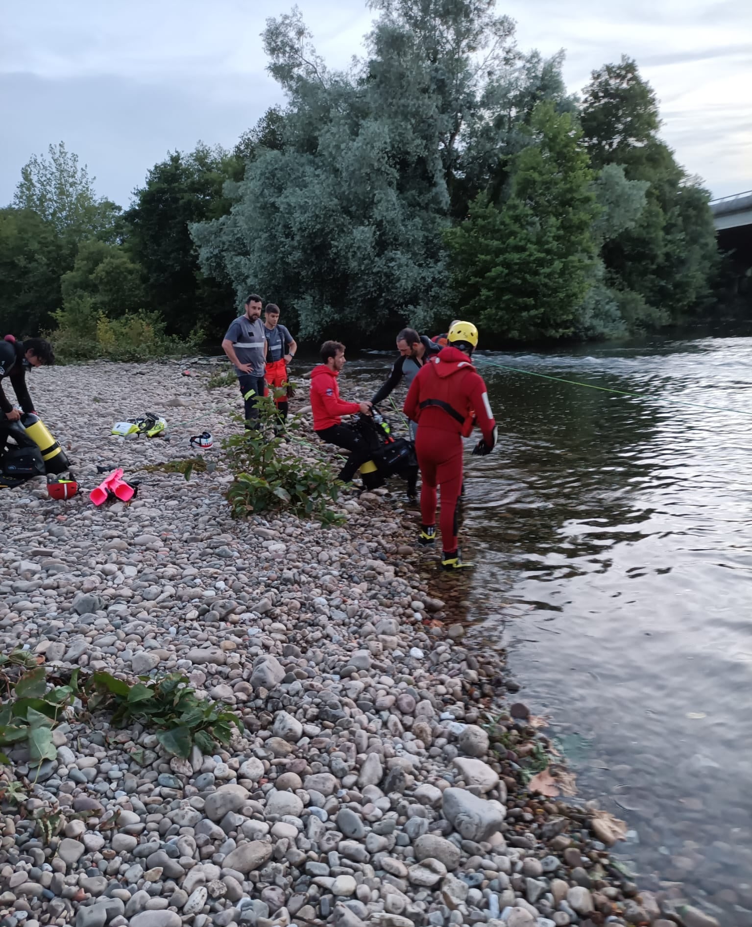 Muere un joven de 18 años desaparecido en el río Saja en Torrelavega mientras se bañaba Muere un joven de 18 años desaparecido en el río Saja en Torrelavega mientras se bañaba