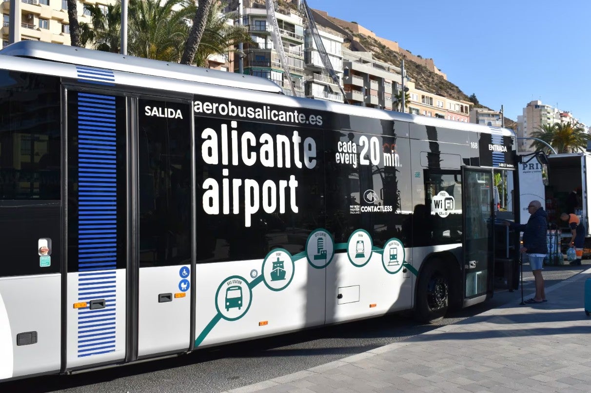 La línea que une Alicante con el Aeropuerto 'Miguel Hernández' mejora sus frecuencias a partir de junio La línea que une Alicante con el Aeropuerto 'Miguel Hernández' mejora sus frecuencias a partir de junio