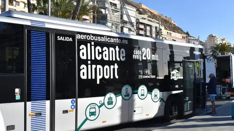 Uno de los autobuses de la línea C-6 Uno de los autobuses de la línea C-6