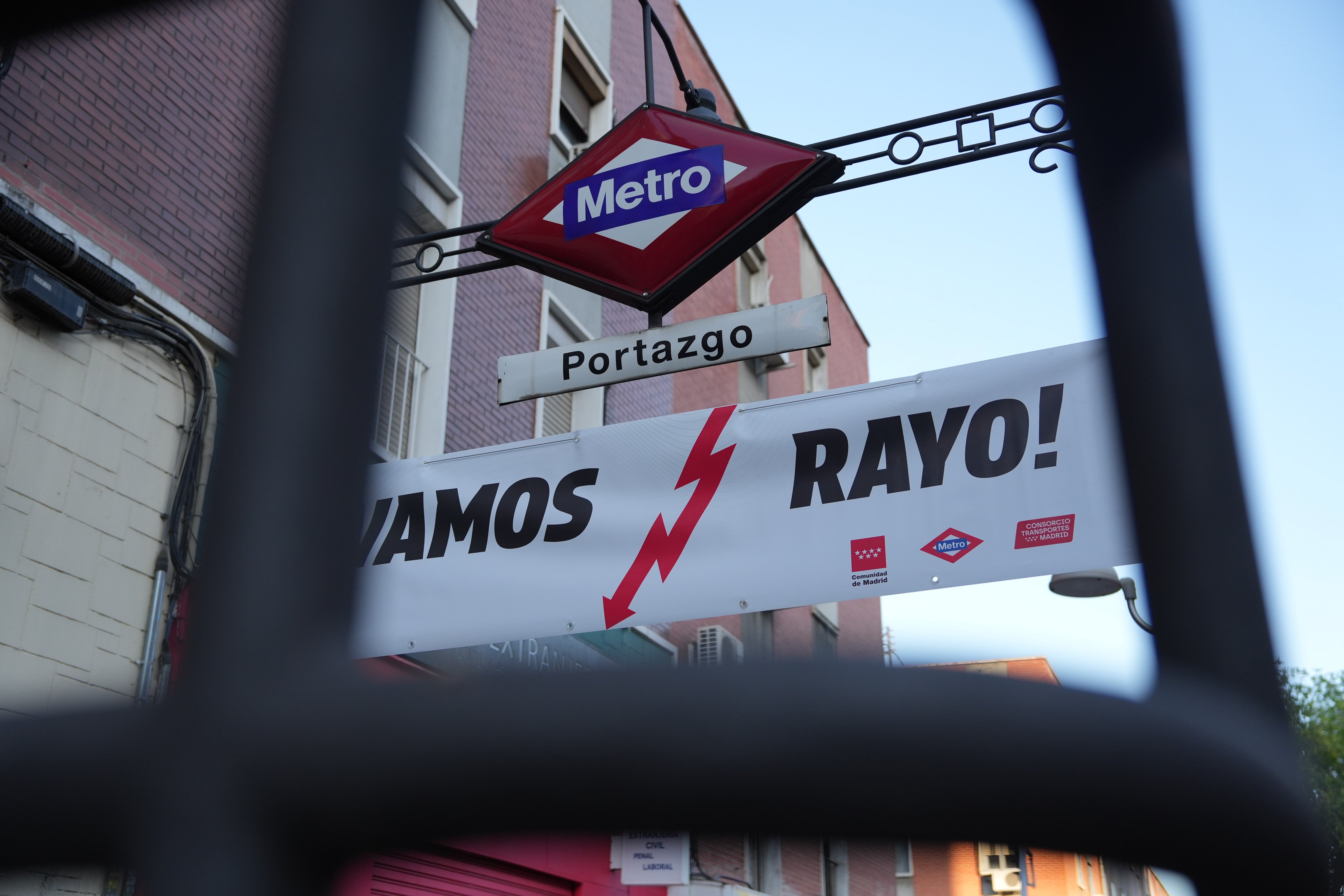 El Gobierno regional decora las doce estaciones de Metro que recorren Vallecas para animar al Rayo en la final de la Conference League El Gobierno regional decora las doce estaciones de Metro que recorren Vallecas para animar al Rayo en la final de la Conference League