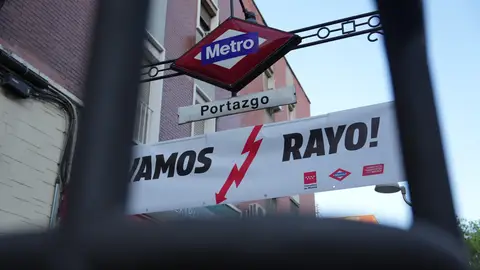 El Gobierno regional decora las doce estaciones de Metro que recorren Vallecas para animar al Rayo en la final de la Conference League El Gobierno regional decora las doce estaciones de Metro que recorren Vallecas para animar al Rayo en la final de la Conference League