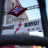 El Gobierno regional decora las doce estaciones de Metro que recorren Vallecas para animar al Rayo en la final de la Conference League