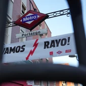 El Gobierno regional decora las doce estaciones de Metro que recorren Vallecas para animar al Rayo en la final de la Conference League El Gobierno regional decora las doce estaciones de Metro que recorren Vallecas para animar al Rayo en la final de la Conference League