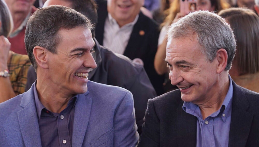 Imagen de archivo del presidente del Gobierno, Pedro Sánchez (i), junto al expresidente, José Luis Rodríguez Zapatero, durante un mitin/ EFE