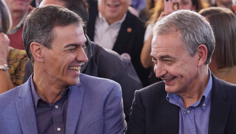 Imagen de archivo del presidente del Gobierno, Pedro Sánchez (i), junto al expresidente, José Luis Rodríguez Zapatero, durante un mitin/ EFE Imagen de archivo del presidente del Gobierno, Pedro Sánchez (i), junto al expresidente, José Luis Rodríguez Zapatero, durante un mitin/ EFE