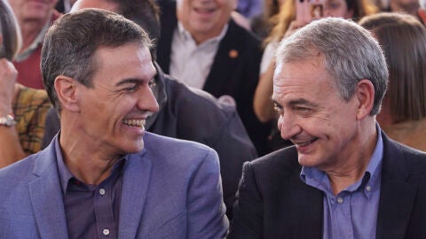 Imagen de archivo del presidente del Gobierno, Pedro S&aacute;nchez (i), junto al expresidente, Jos&eacute; Luis Rodr&iacute;guez Zapatero, durante un mitin/ EFE
