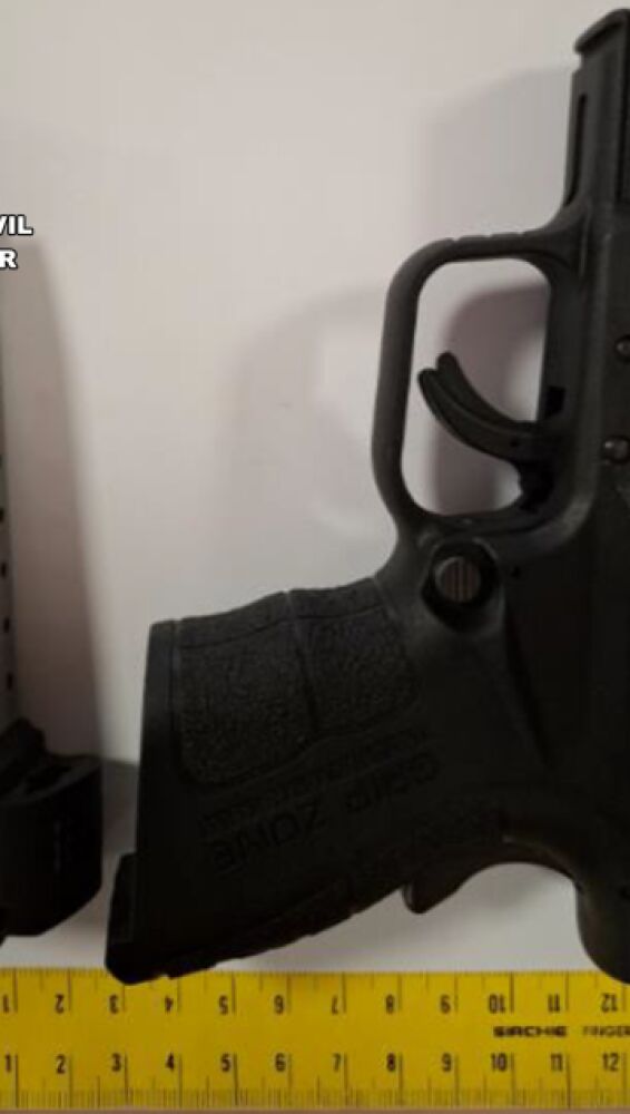 Una pistola incautada por la Guardia Civil durante la operación
