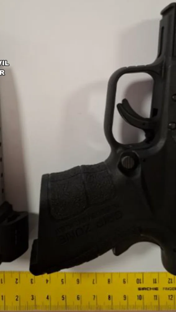 Una pistola incautada por la Guardia Civil durante la operación Una pistola incautada por la Guardia Civil durante la operación