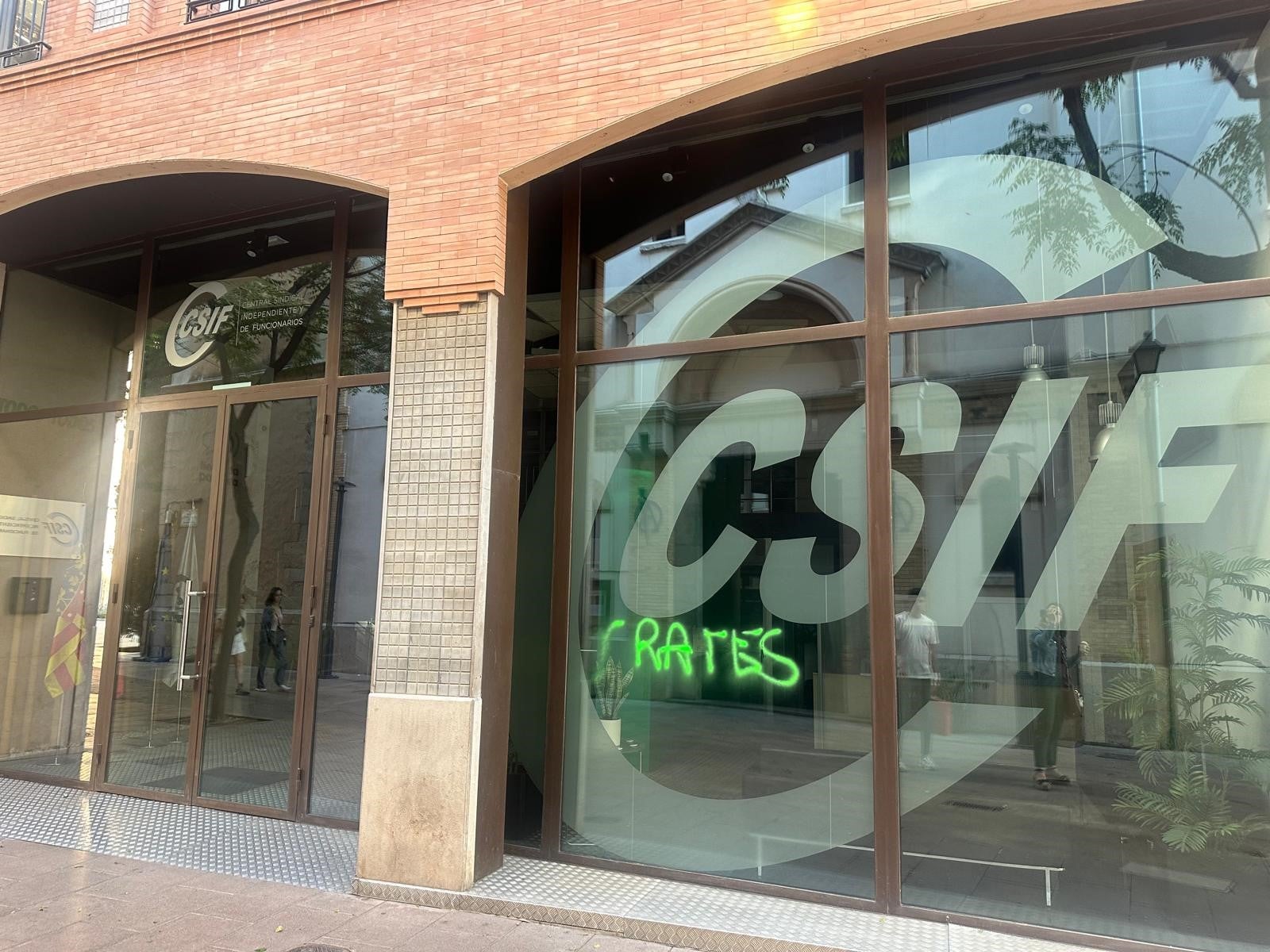 CSIF y ANPE denuncian actos vandálicos en sus sedes en Castellón tras la reunión con Educación CSIF y ANPE denuncian actos vandálicos en sus sedes en Castellón tras la reunión con Educación
