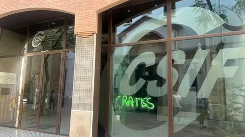 CSIF denuncia actos vandálicos en su sede en Castellón tras la reunión con Educación CSIF denuncia actos vandálicos en su sede en Castellón tras la reunión con Educación