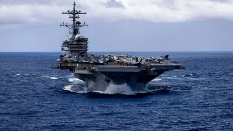 El portaaviones de la clase Nimitz USS George H.W. Bush navega por el océano Índico, en la zona de responsabilidad del Mando Central (CENTCOM) del Ejército de Estados Unidos, en el marco del cierre perimetral norteamericano del estrecho de Ormuz El portaaviones de la clase Nimitz USS George H.W. Bush navega por el océano Índico, en la zona de responsabilidad del Mando Central (CENTCOM) del Ejército de Estados Unidos, en el marco del cierre perimetral norteamericano del estrecho de Ormuz