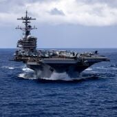 El portaaviones de la clase Nimitz USS George H.W. Bush navega por el océano Índico, en la zona de responsabilidad del Mando Central (CENTCOM) del Ejército de Estados Unidos, en el marco del cierre perimetral norteamericano del estrecho de Ormuz