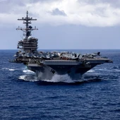 El portaaviones de la clase Nimitz USS George H.W. Bush navega por el océano Índico, en la zona de responsabilidad del Mando Central (CENTCOM) del Ejército de Estados Unidos, en el marco del cierre perimetral norteamericano del estrecho de Ormuz El portaaviones de la clase Nimitz USS George H.W. Bush navega por el océano Índico, en la zona de responsabilidad del Mando Central (CENTCOM) del Ejército de Estados Unidos, en el marco del cierre perimetral norteamericano del estrecho de Ormuz