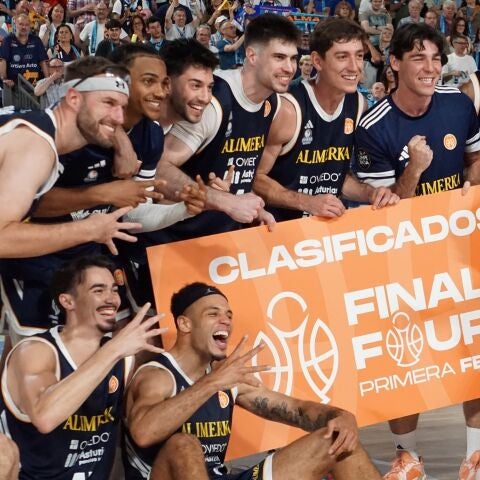 Los jugadores celebran su clasificación