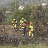 El incendio de vegetación declarado en la partida de Armanello, en Benidorm, queda extinguido esta mañana