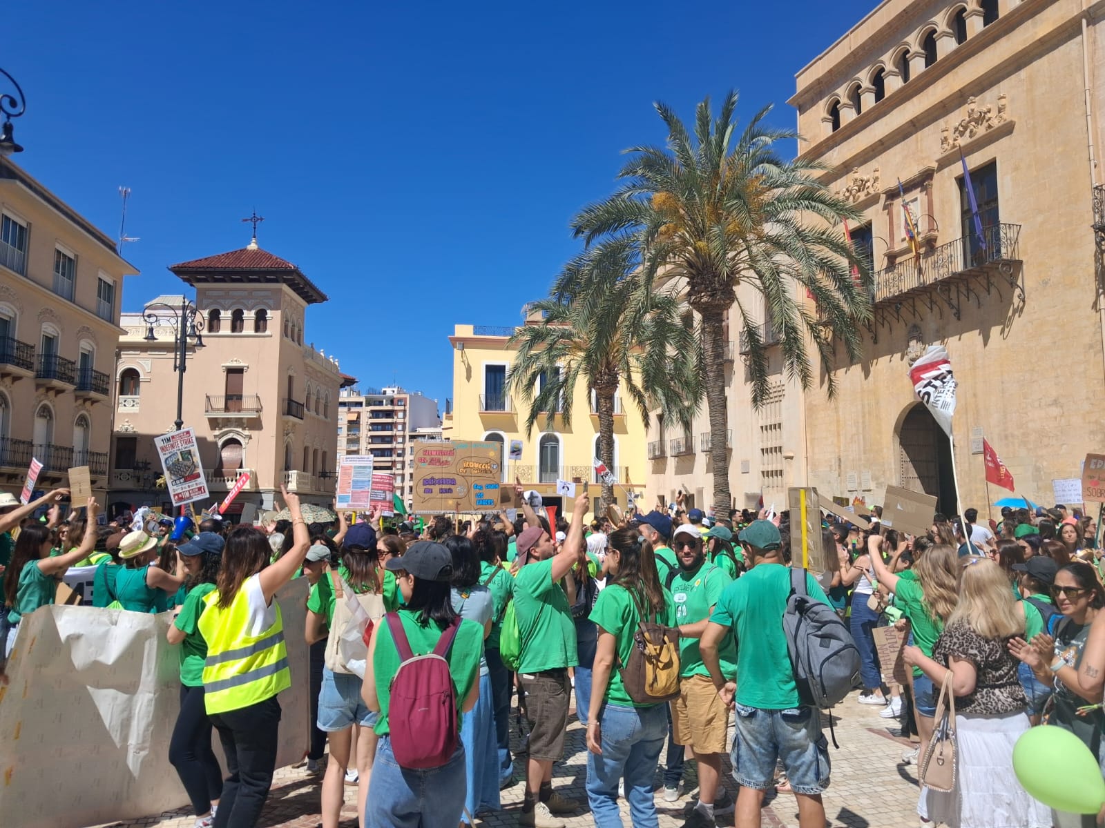 La situación de la educación pública, protagonista en el pleno municipal de Elche en el inicio de la tercera semana de huelga de profesores La situación de la educación pública, protagonista en el pleno municipal de Elche en el inicio de la tercera semana de huelga de profesores