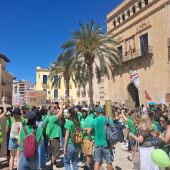 Profesores concentrados en la plaza de Baix de Elche.