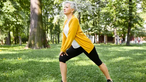 Mujer haciendo deporte Mujer haciendo deporte