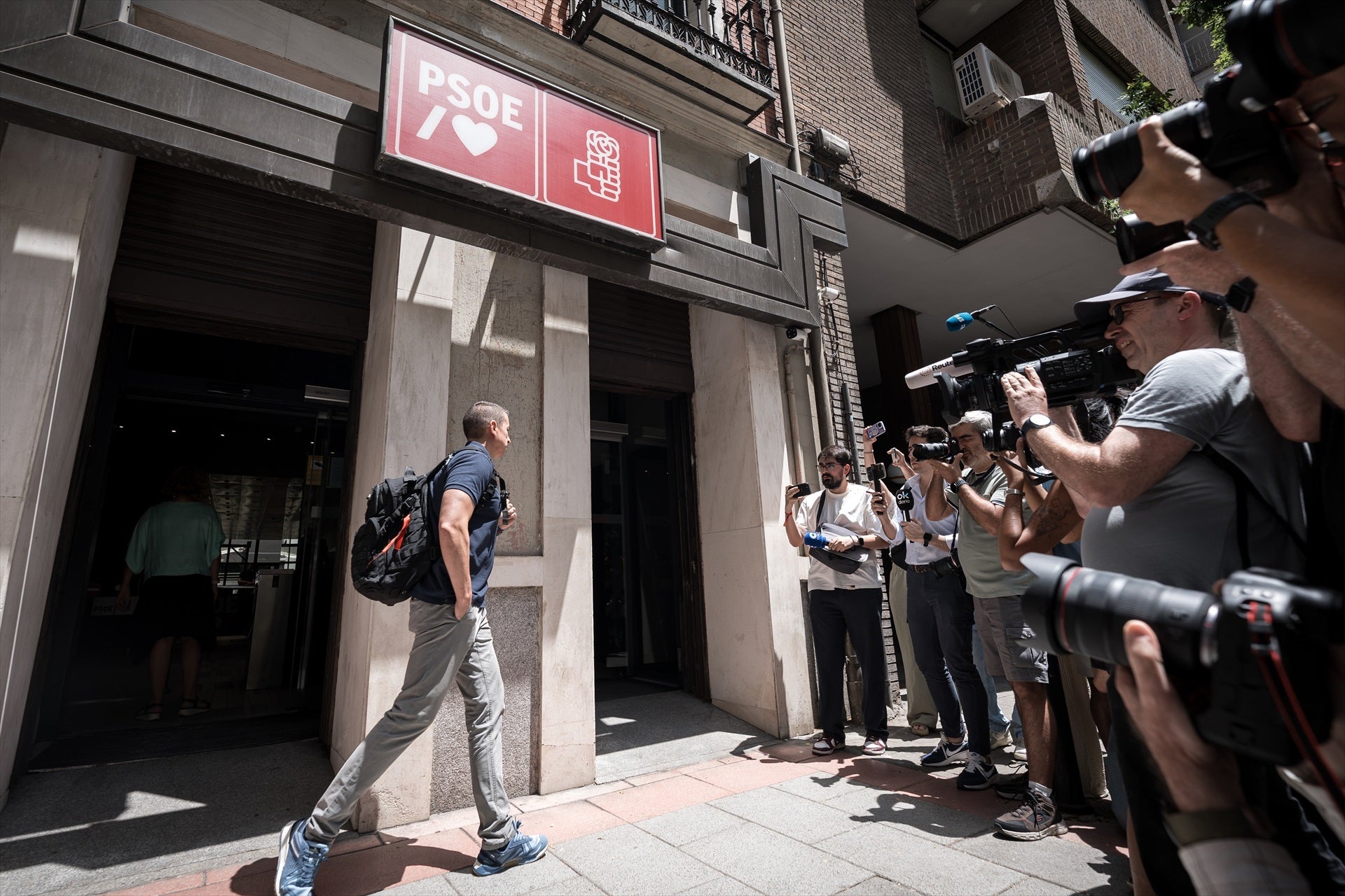 El juez que investiga el caso Leire envía a la UCO a la sede del PSOE en Ferraz e imputa a la gerente del partido, a Cerdán y a Zarrías El juez que investiga el caso Leire envía a la UCO a la sede del PSOE en Ferraz e imputa a la gerente del partido, a Cerdán y a Zarrías