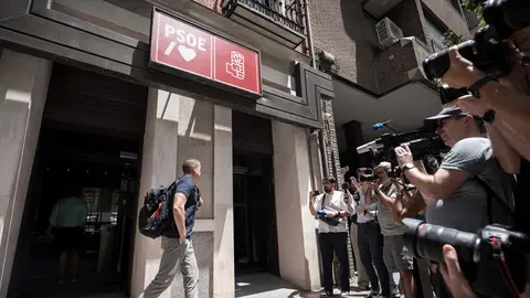 Un agente de la UCO sale de la sede del PSOE de la calle Ferraz, a 20 de junio de 2025, Un agente de la UCO sale de la sede del PSOE de la calle Ferraz, a 20 de junio de 2025/ Diego Radamés / Europa Press