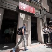 Un agente de la UCO sale de la sede del PSOE de la calle Ferraz, a 20 de junio de 2025/ Diego Radamés / Europa Press