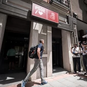 Un agente de la UCO sale de la sede del PSOE de la calle Ferraz, a 20 de junio de 2025/ Diego Radamés / Europa Press Un agente de la UCO sale de la sede del PSOE de la calle Ferraz, a 20 de junio de 2025/ Diego Radamés / Europa Press