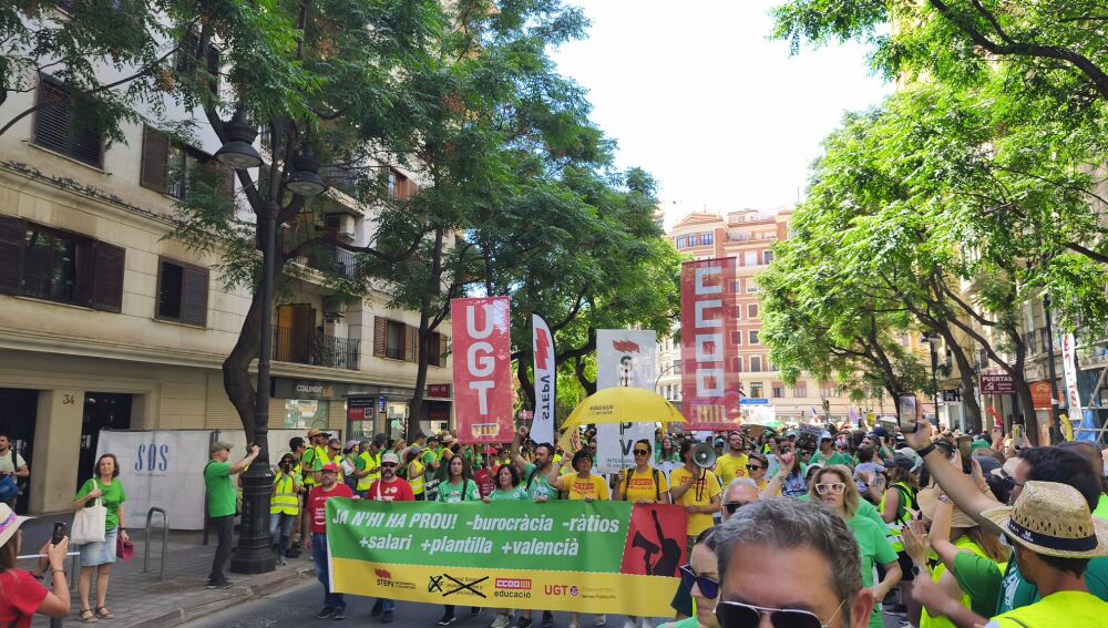 El profesorado se ha incorporado a la manifestación a lo largo de Guillén de Castro.