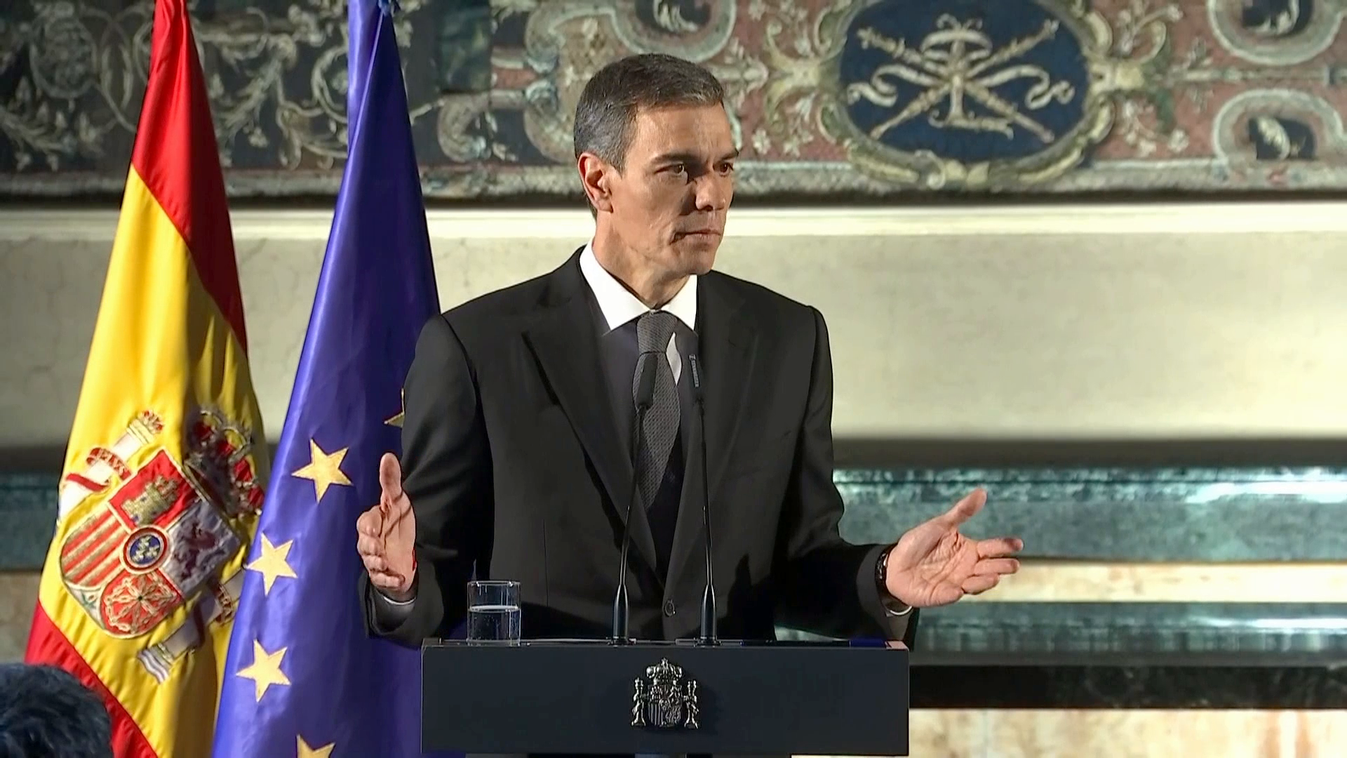 Sánchez bromea con la petición de Page de adelanto electoral: "Es consciente de que voy a tener una mayoría parlamentaria para gobernar más tranquilo" Sánchez bromea con la petición de Page de adelanto electoral: "Es consciente de que voy a tener una mayoría parlamentaria para gobernar más tranquilo"