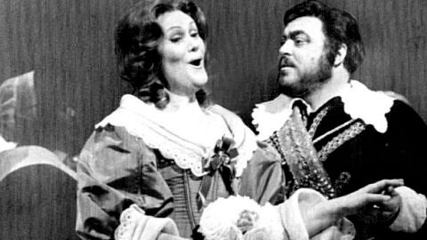 Photo of Luciano Pavarotti and Joan Sutherland in I Puritani