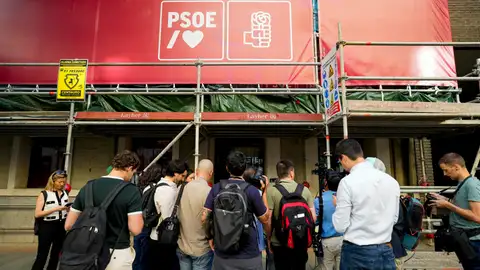 Agentes de la Unidad Central Operativa (UCO) de la Guardia Civil se encuentran desde primera hora de este miércoles en la sede central del PSOE en la calle Ferraz de Madrid Agentes de la Unidad Central Operativa (UCO) de la Guardia Civil se encuentran desde primera hora de este miércoles en la sede central del PSOE en la calle Ferraz de Madrid