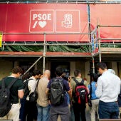  Agentes de la Unidad Central Operativa (UCO) de la Guardia Civil se encuentran desde primera hora de este miércoles en la sede central del PSOE en la calle Ferraz de Madrid 