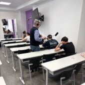 El CEU de Elche activa un sistema para prevenir el uso de dispositivos electrónicos en los exámenes.