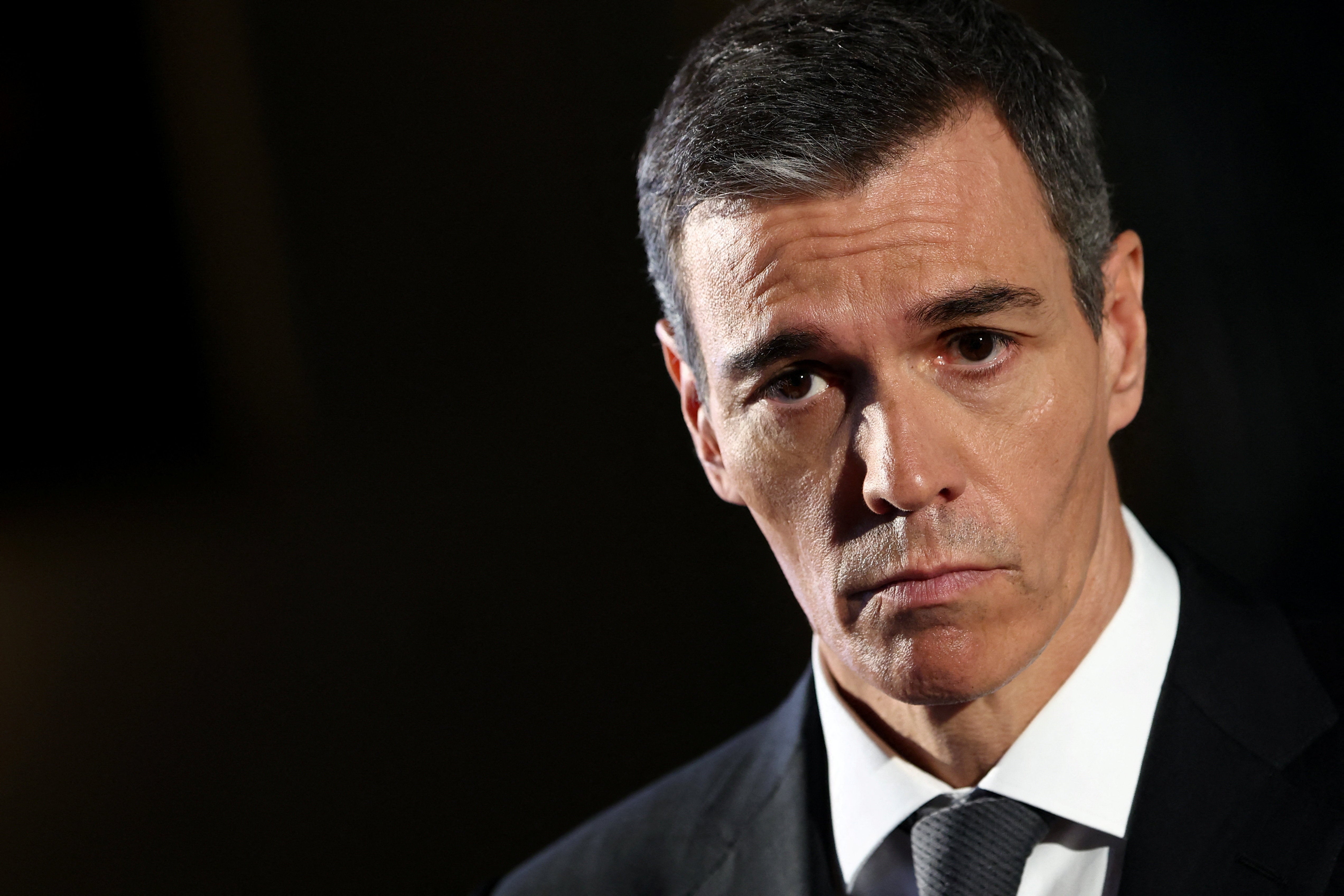 Sánchez reconoce la gravedad de la investigación al PSOE, mantiene su apoyo a Zapatero y rechaza convocar elecciones: "La estabilidad es importante" Sánchez reconoce la gravedad de la investigación al PSOE, mantiene su apoyo a Zapatero y rechaza convocar elecciones: "La estabilidad es importante"